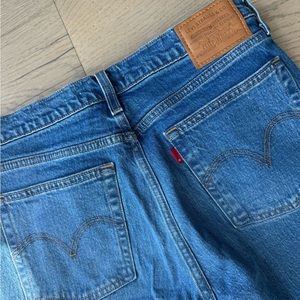 Levi Wedgie Straight size 28